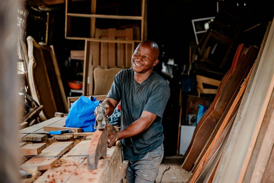 Un menuisier travaille dans son atelier