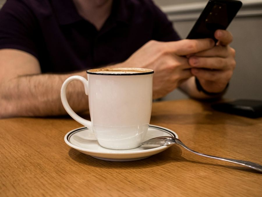 Un professionnel consulte son téléphone devant son café