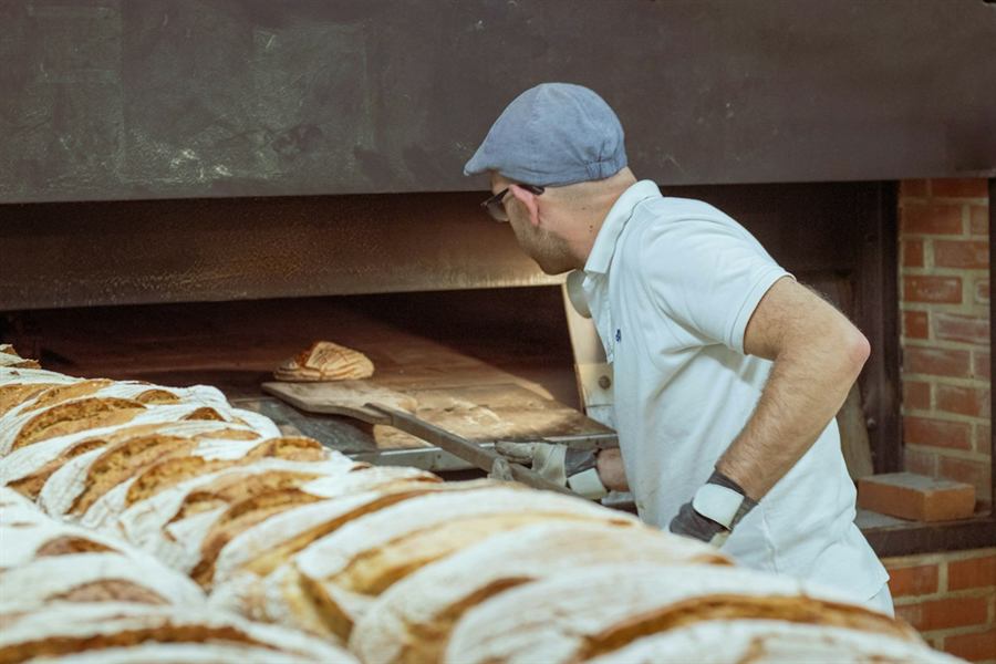 Un boulanger sort le pain de son four
